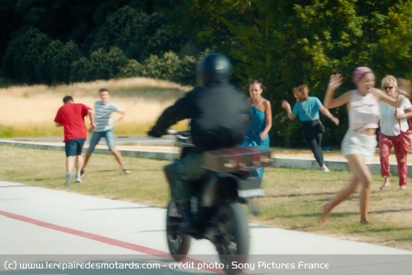 La fuite à moto n'est que de courte durée pour le voleur