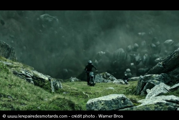 Une des scènes clés du film voit des motocross dévaler devant une avalanche de rochers Une des scènes clés du film voit des motocross dévaler devant une avalanche de rochers