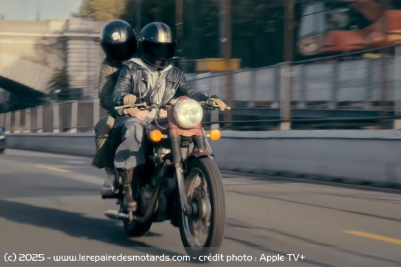 Laylah et Edward en route vers Orléans avec la Royal Enfield Bullet Electra 500