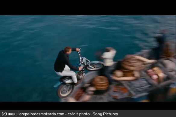 Bond sautant de bateau en bateau sur sa Montesa Cota 4RT