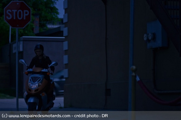 Rose au guidon de son scooter Kymco juste avant l'accident Rose au guidon de son scooter Kymco juste avant l'accident