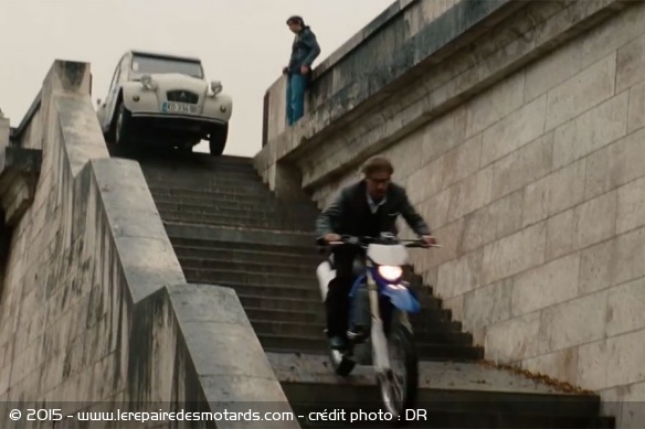 La course poursuite à moto prend place en plein Paris