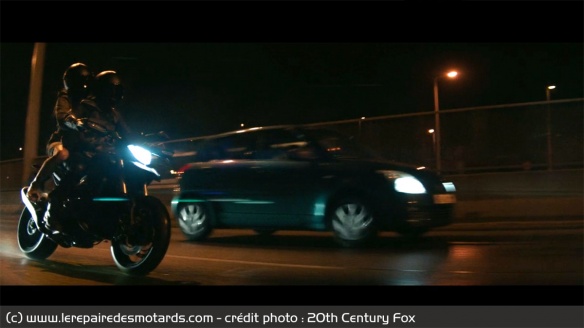 Dominika en virée nocturne sur la Ducati Hypermotard 939 Dominika en virée nocturne sur la Ducati Hypermotard 939
