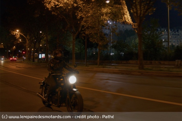 Mia au guidon de sa Triumph Street Twin dans les rues parisiennes