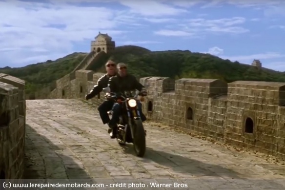 Dans leur tour du monde, les deux hommes s'offrent un tour en Harley Sportster sur la Grande Muraille de Chine