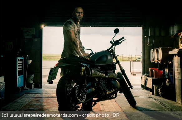Erik dispose de plusieurs moto dans son atelier, dont cette Triumph Scrambler