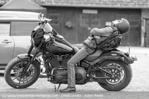 Harley-Davidson est présent avec ses motos et en tant que sponsor des courses hippiques dans le film