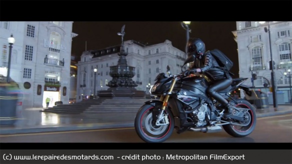 C'est au guidon d'une BMW S1000R que la mystérieuse coursière réalise ses livraisons