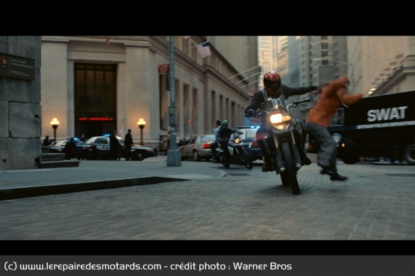 Bane qui prend la fuite sur sa BMW F 800 GS