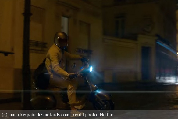Le tueur au guidon de sa Vespa électrique Le tueur au guidon de sa Vespa électrique