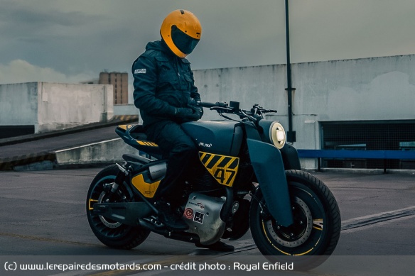 La moto d'Izi est une Royal Enfield Shotgun 650 largement modifiée