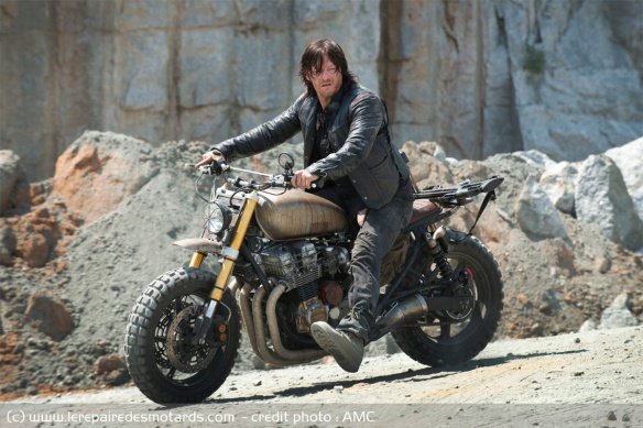 Daryl passe ensuite sur une Honda CB750