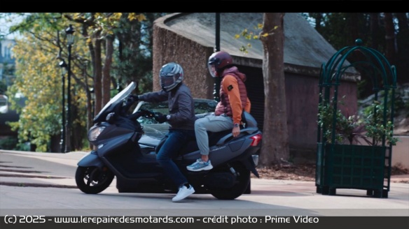 Avi emmène Malik pour un petit tour en Suzuki Burgman Avi emmène Malik pour un petit tour en Suzuki Burgman
