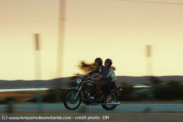 Travis et Gabby en virée sur une Triumph Bonneville Travis et Gabby en virée sur une Triumph Bonneville