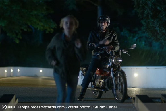 Rémi, sur sa Kreidler, qui vient de déposer Lucie Rémi, sur sa Kreidler, qui vient de déposer Lucie