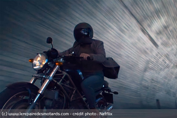 Blum qui s'élance sur la Ducati Mostro 900 de son défunt mari Blum qui s'élance sur la Ducati Mostro 900 de son défunt mari