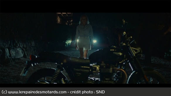 Estelle rentre chez elle pour trouver la Triumph Street Twin encore fumante...