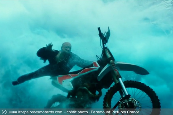 Une course poursuite à moto dans la mer ? C'est possible