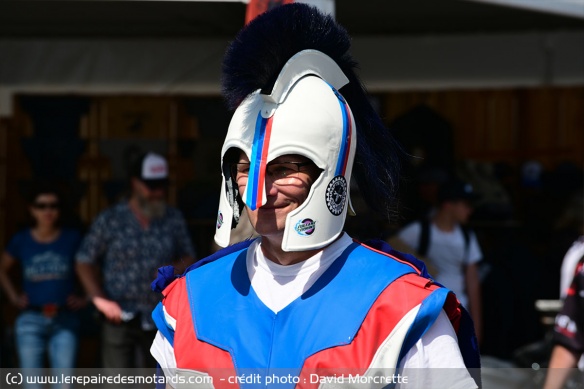 Bien vérifier si le casque est homologué et a ses autocollants réfléchissants