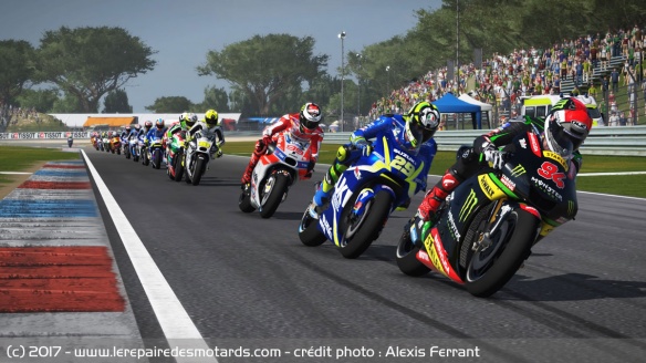 Les pilotes sont tous en ligne dans les premiers virages