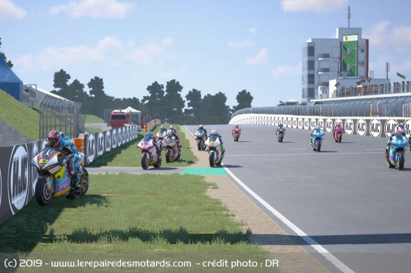 L'IA n'est pas toujours irréprochable, comme ici avec un tir groupé droit dans le mur au départ d'une course MotoE
