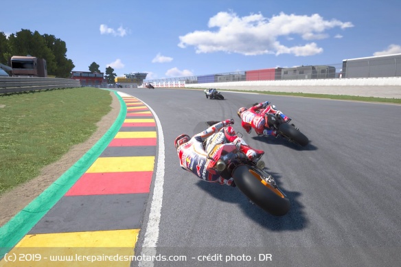 Marquez tente de faire l'intérieur à Petrucci