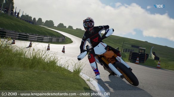 On retrouve encore les supermotards, mais le pilotage est bien différent
