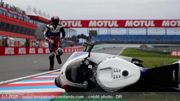 Il faut maintenant courir manuellement vers sa moto après une chute, mais cette option peut être désactivée