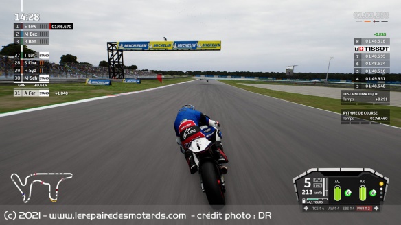 Des défis sont donnés durant les week-end de course pour gagner des points de développement pour sa moto