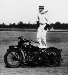 Hirotake Arai à moto (photo : Arai)