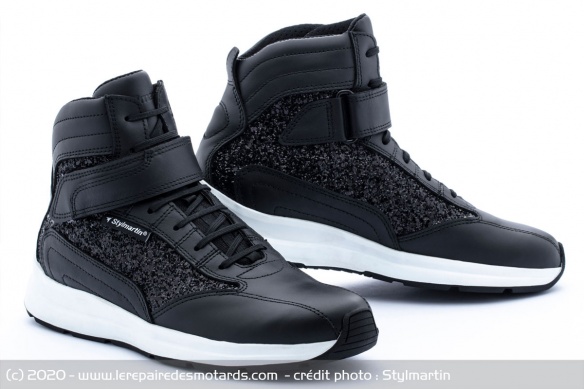 Avec leurs strass, les baskets Audax Glam détonne dans l'univers de la chaussure moto Avec leurs strass, les baskets Audax Glam détonne dans l'univers de la chaussure moto