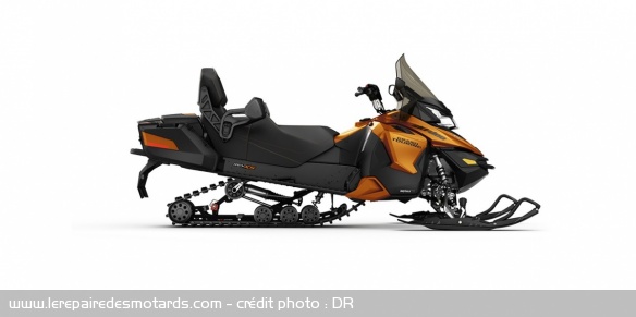 Moto et motoneige, même combat ! Ici, un modèle Ski-Doo de Grand Tourisme