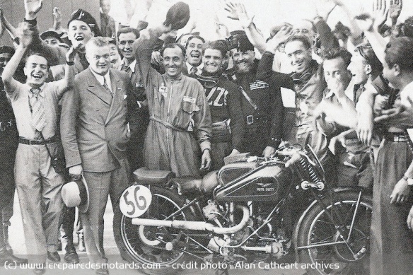 Omobono Tenni (en pull guzzi) après sa victoire au GP d'Italie 1934