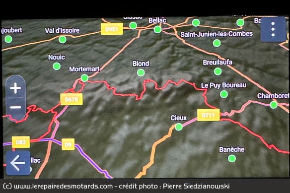 Les chemins apparaissent l'écran des PND Garmin Zùmo mais ils ne sont pas forcément « routables ».