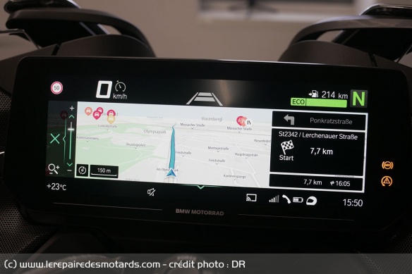 L'idéal serait évidemment ce genre d'écran TFT connecté du type apparu sur les BMW R 1250 RT 2022. Cependant, sa taille ne permet pas de le caser n'importe où.