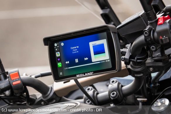 L'écran de réplication smartphone Midland Bike Play Pro est facile à utiliser et relativement bon marché. Il manque cependant de luminosité pour combattre les reflets, assez présents.