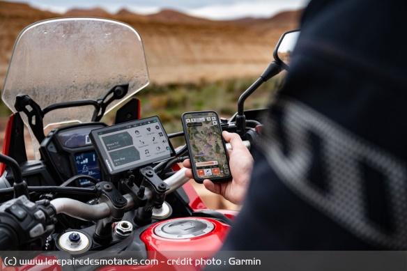 Les Garmin Zùmo fonctionnent seuls mais ils sont synchronisables avec l'application smartphone Tread qui permet entre autres de tracer des itinéraires.
