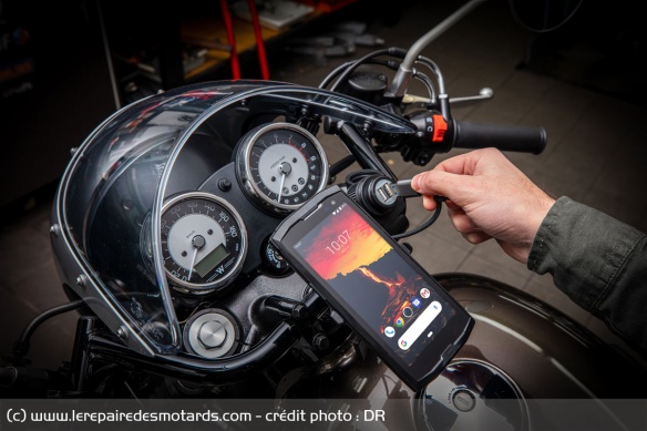 Le smartphone est la solution de navigation la plus répandue, mais il vaut mieux garder son téléphone sur soi à moto. Un modèle durci dédié comme ce Crosscall est idéal.