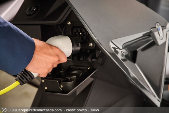 Prise et recharge électrique sur BMW CE 04