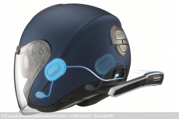 Certains fabricants comme Schuberth intègrent directement l'intercom aux casques Certains fabricants comme Schuberth intègrent directement l'intercom aux casques