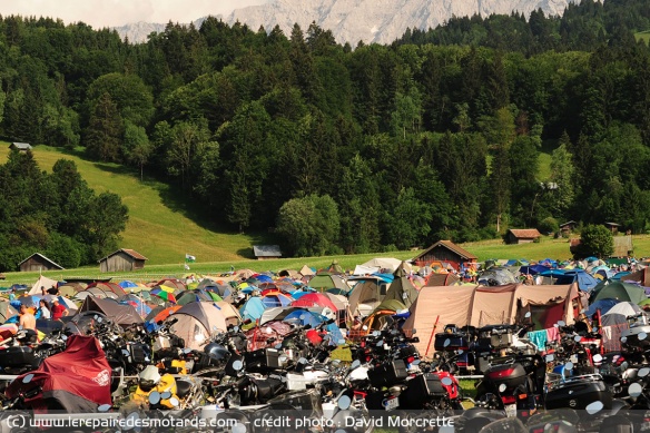 Les tentes de camping et les motos