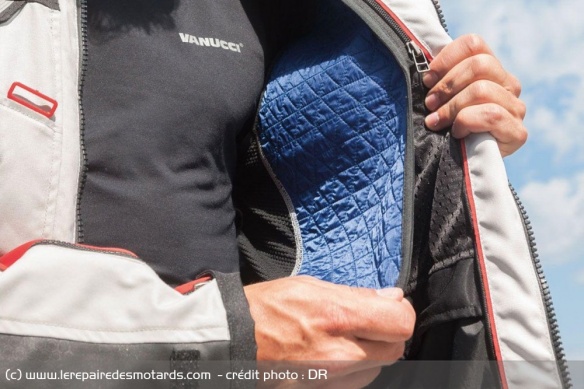 Le tissu Hyperkewl permet de garder une sensation de fraicheur pendant la conduite Le tissu Hyperkewl permet de garder une sensation de fraicheur pendant la conduite