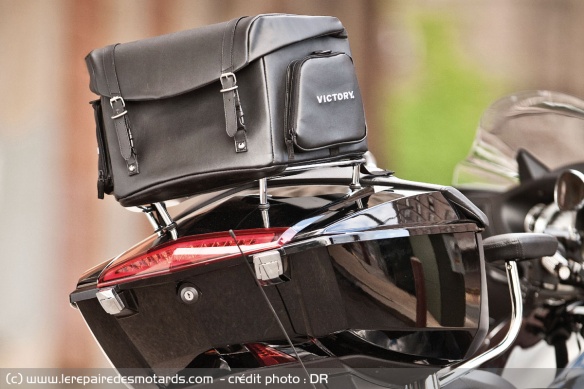 Top-case permettant d'accueillir un sac au-dessus