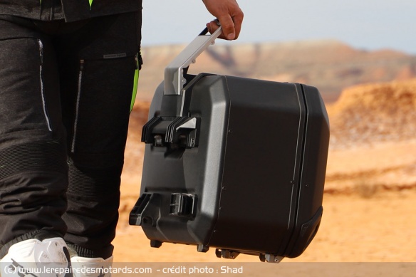 Transporter sa valise latérale à la main