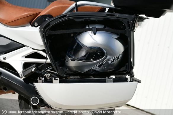 Valise pouvant accueillir un casque modulable