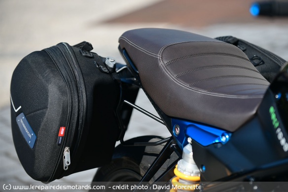Valises latérales Energica avec fixations par tiges métalliques