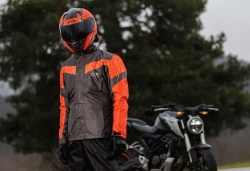 Veste et pantalon de pluie moto (c) photo : Louis