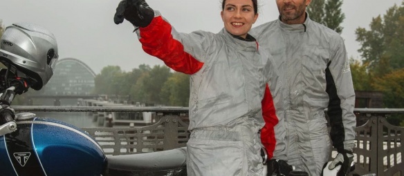 Vêtements de pluie homme et femme (c) photo : Louis