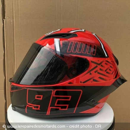 Le gagnant toutes catégorie : un faux AGV, avec une autocollant Shoei et une déco Marc Marquez