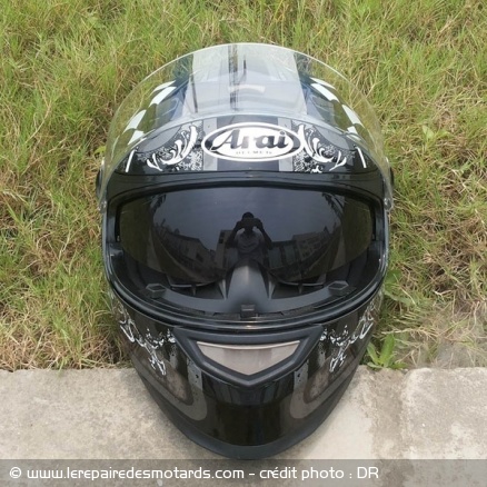 Avez vous déjà vu... Un casque Arai avec un écran solaire interne ?